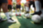 treinador-de-futebol-ensinando-seus-alunos.jpg