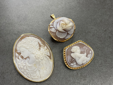 🟨【驚きの高額査定】川崎市でカメオのブローチをお買取しました!有名作家作品は高価買取のチャンス✨|買取専門店エンクル稲田堤駅前店