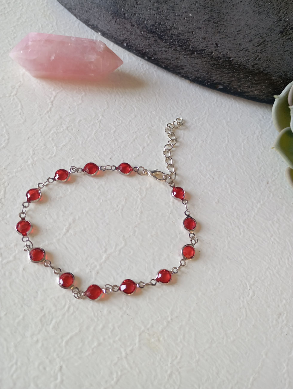 Bracelet de cheville rouge vue de face