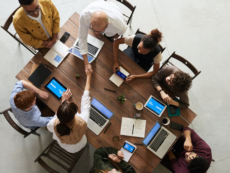 The Pros and Cons of Hands-on vs Hands-off Leadership