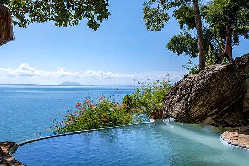 Piscine creusée dans la roche avec vue sur l’océan à Ankomba Nosy Komba