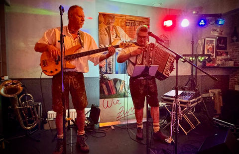Wir Zwei partyband speelt live muziek