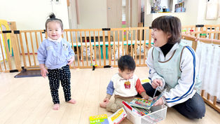 聖光緑が丘保育園で10年のキャリアを重ねる安久津先生は、自身も子育て真っ最中のママさん保育士。家庭と仕事の両立に奮闘しながらも、その経験を保育現場で活かし、子どもたちはもちろん、保護者の気持ちにも寄り添った保育を実践しています。笑顔あふれる先生に、保育園選びから現在の想いまでお話を伺いました。