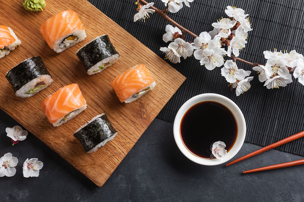 set-suši-maki-rolls-ar-zaru-balti-ziedi-akmens-galda-skats