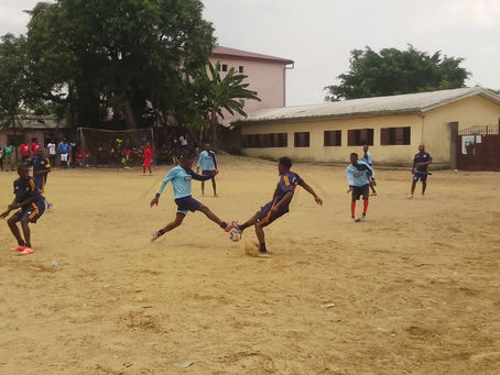 Sport : SOUS LE SOLEIL DE BONASSAMA, FOOT2RUE TOMBE MAIS GARDE LA TÊTE HAUTE.