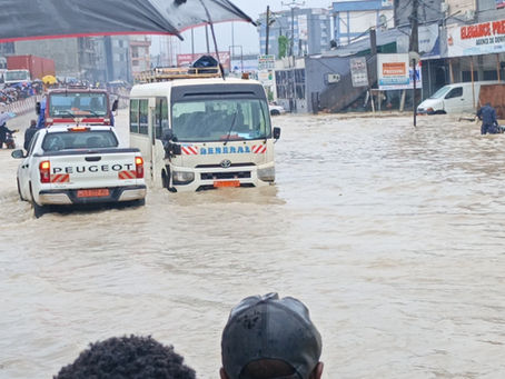 DOUALA SOUS LES EAUX : LA CIRCULATION PERTURBÉE, L’ENTRETIEN DES DRAINS EN QUESTION