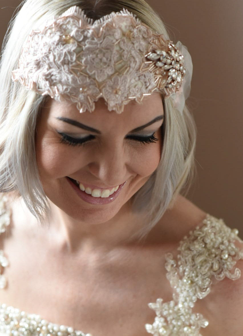 Miniaturebillede: Broderet Rhinestone &amp; Beaded Petal Detail Vintage brudepandebånd