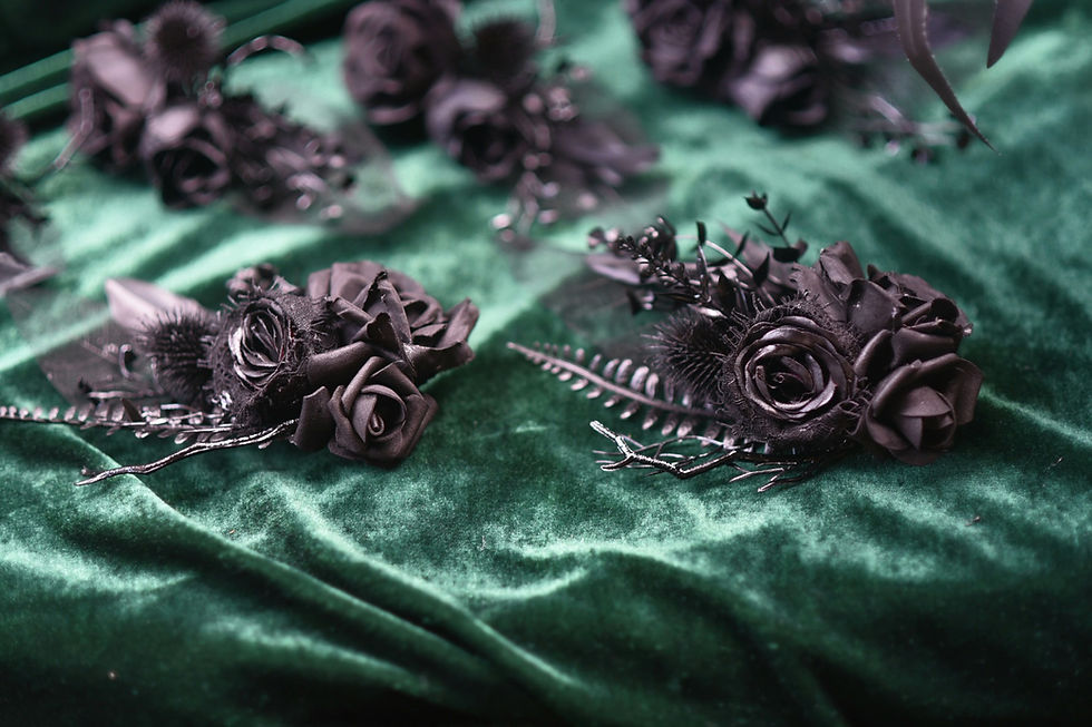 Μικρογραφία: Raven with Skull Alternative Wedding Flower Package