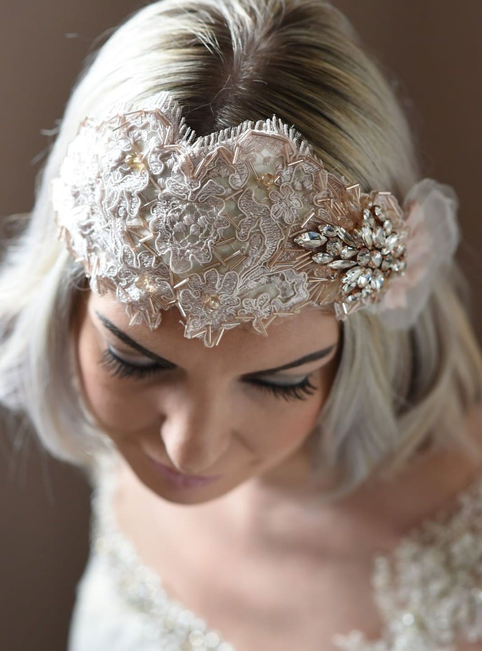 Miniaturebillede: Broderet Rhinestone &amp; Beaded Petal Detail Vintage brudepandebånd