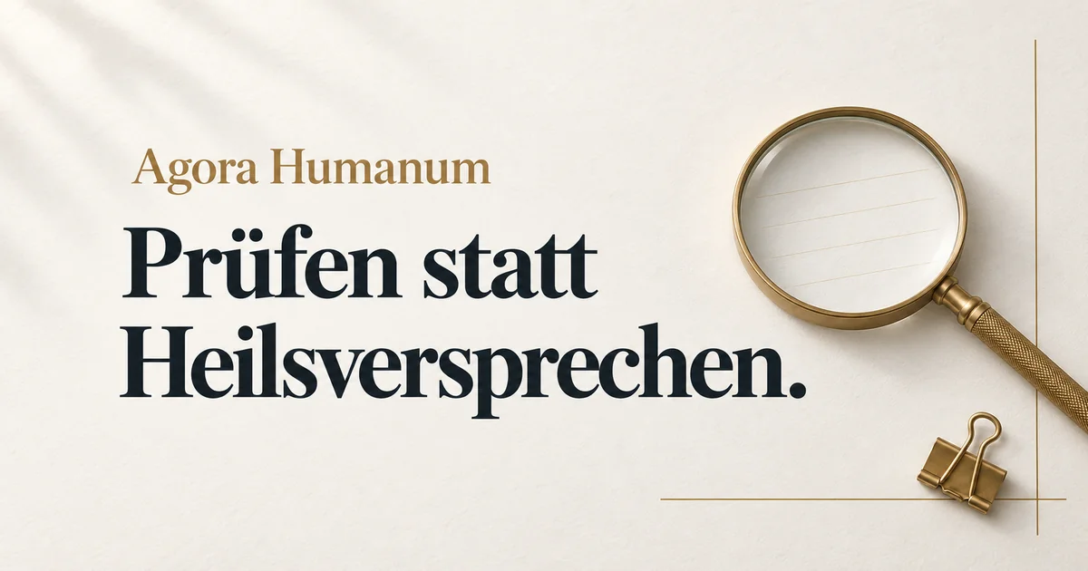 Titelbild: Schriftzug Agora Humanum und die These Prüfen statt Heilsversprechen neben einer Messinglupe auf Papier.