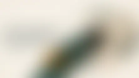Abstrakte KI-Fähigkeitsmodule bewegen sich durch nachlaufende Mess- und Kontrollrahmen.