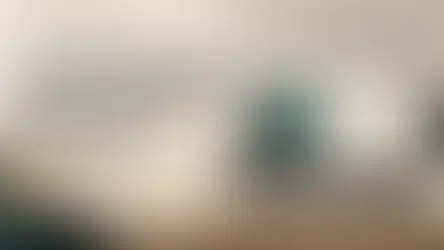 Laptop mit einem Wollknoten als Sinnbild für komplizierte Arbeitsabläufe. Darüber steht: Automatisierung – Entlastung trifft Widerstand.