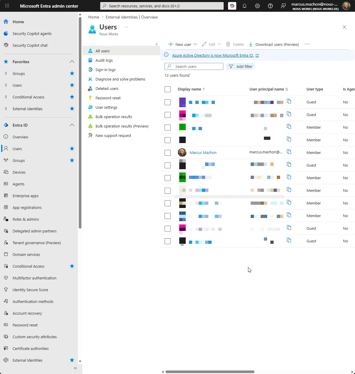 Microsoft Entra Admin Center, Entra ID, Benutzer: 12 Benutzer, davon 4 Gäste. Namen und E-Mails anonymisiert.