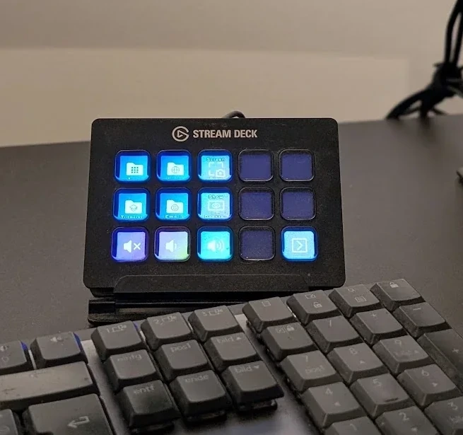 Echtes Stream Deck mit 15 Tasten im bisherigen Standardprofil vor einer Tastatur.
