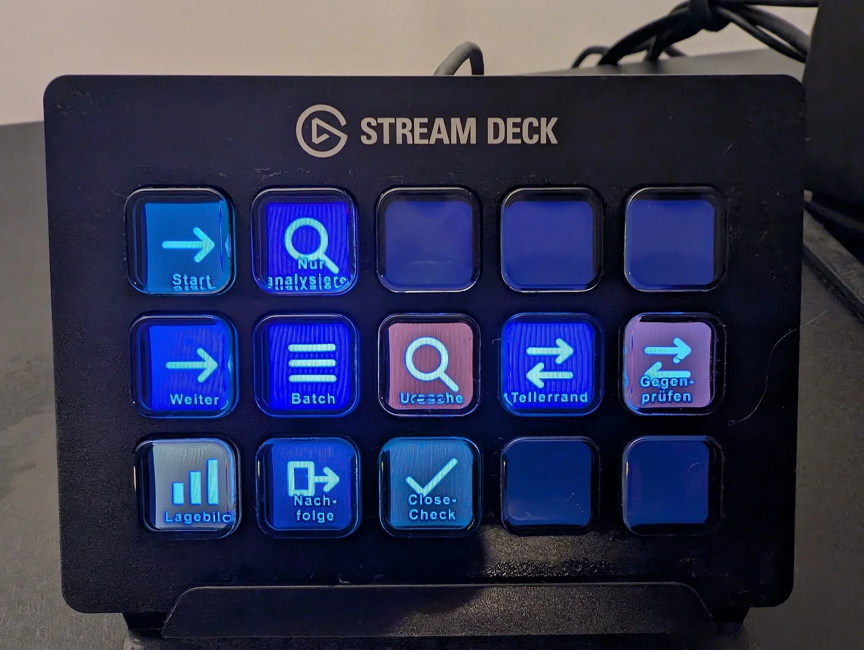 Echtes Stream Deck mit zehn beschrifteten Prompt-Tasten in drei Reihen.