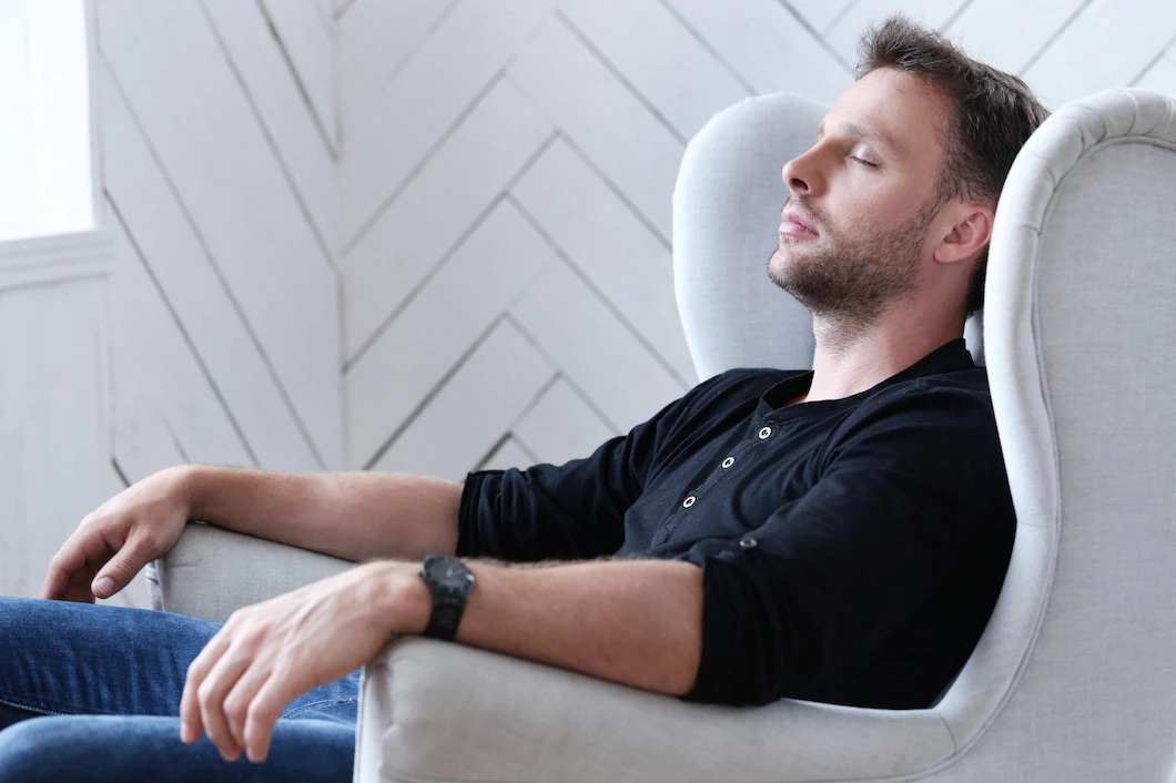 bel-homme-endormi-fauteuil_144627-19254.webp