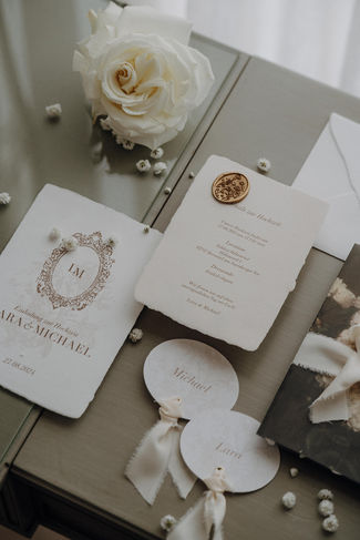 Hochzeitspapeterie im Old Money Stil mit Einladungskarte, Detailkarte und Namenskärtchen in creme braun weiß