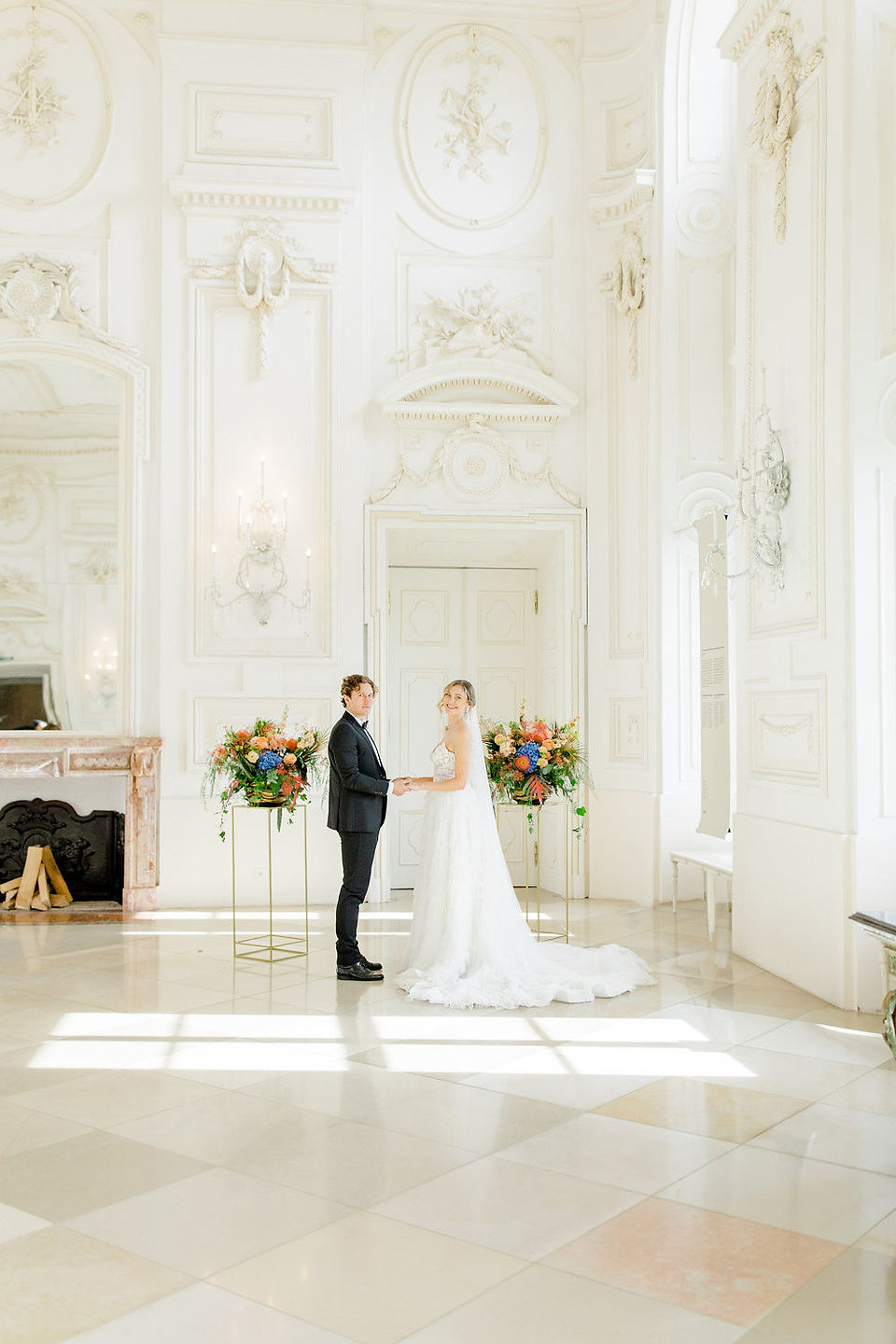 Brautpaar in prunkvollem Raum in  Schloss Hof in Niederösterreich, Österreich
