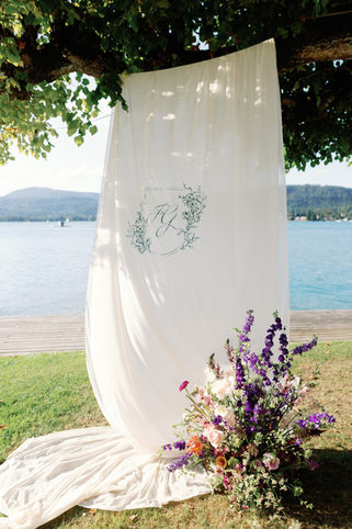 Individueller Willkommensstoff mit Hochzeitslogo für eine Hochzeit am Wörthersee mit Blick auf den See