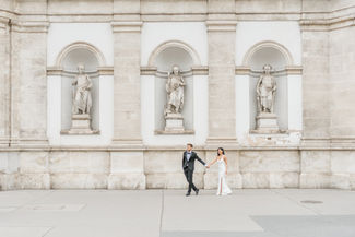 Brautpaar vor Albertina in Wien in Österreich