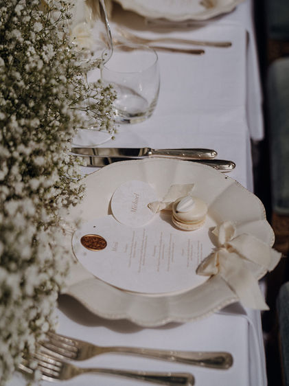 Table Setting, Tischdeko für eine Hochzeit im Old Money Elegance Stil mit Blumen, Menükarten, Seidenband und Wachssiegel,  Namenskärtchen