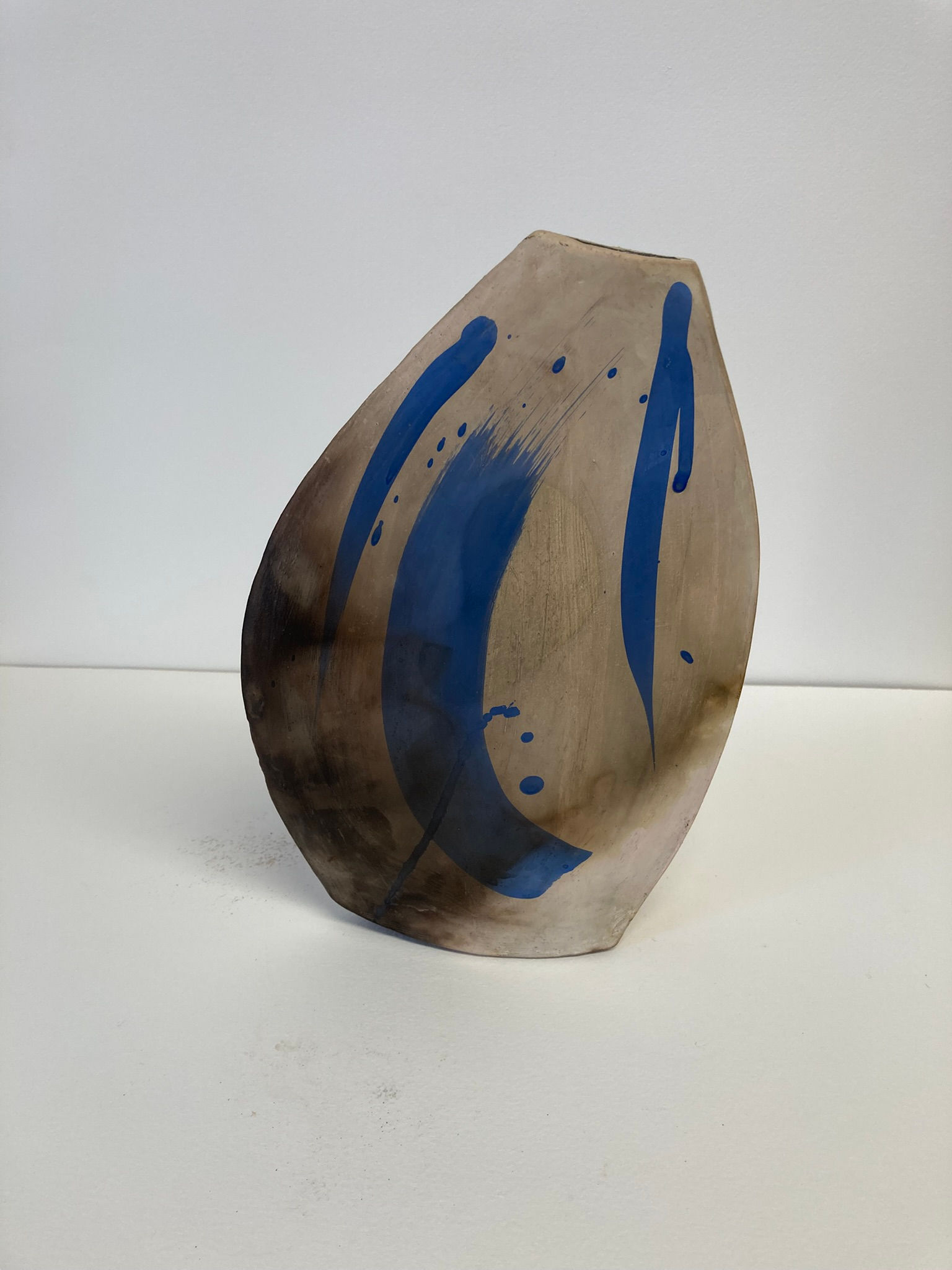 Blue on white splashed slab pot
