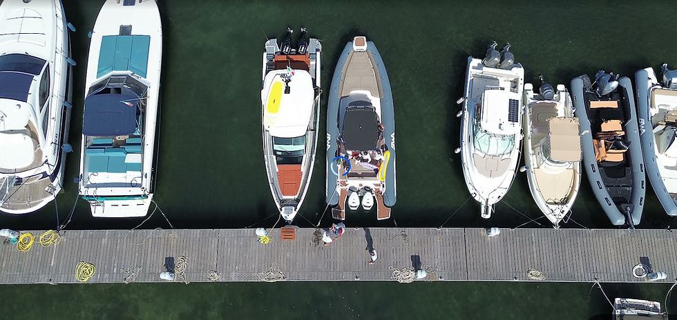 Noleggio barche e gommoni da Porto Rotondo: vista dall'alto con drone del pontile Summer Service con molteplici barche e gommoni disponibili per il noleggio