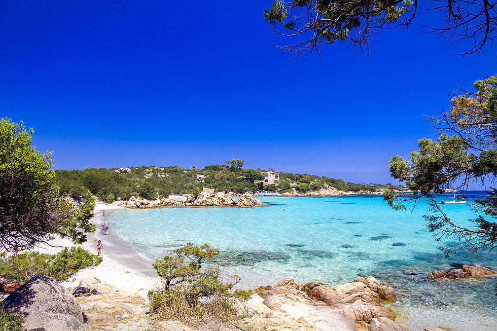 Foto delle piscine di capriccioli in sardegna, spiaggia paradisiaca con mare cristallino, cielo blu, sole e natura verde rigogliosa