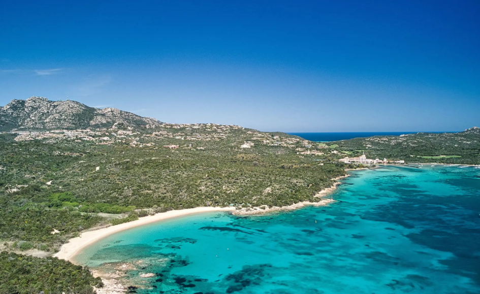 Veduta della splendida spiaggia di Cala di Volpe
