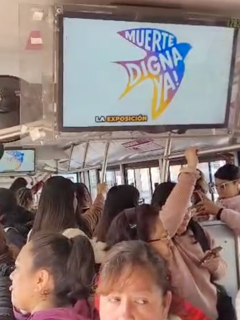 Campaña de Muerte Digna Ya en el  metrobús.