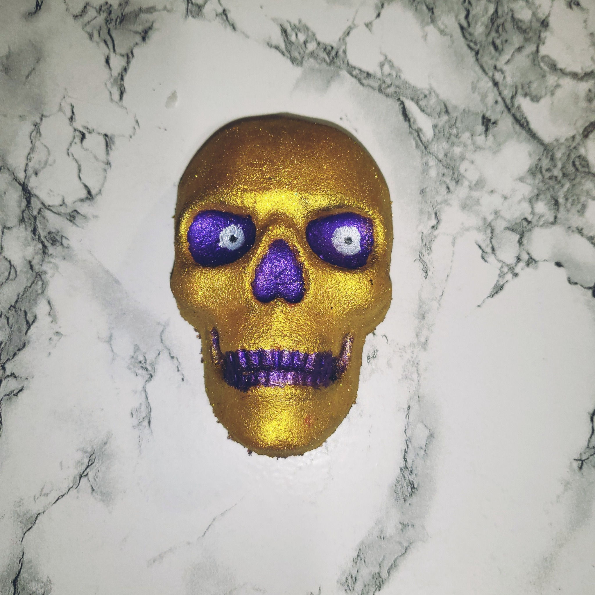 golden skull with purple details bath bomb