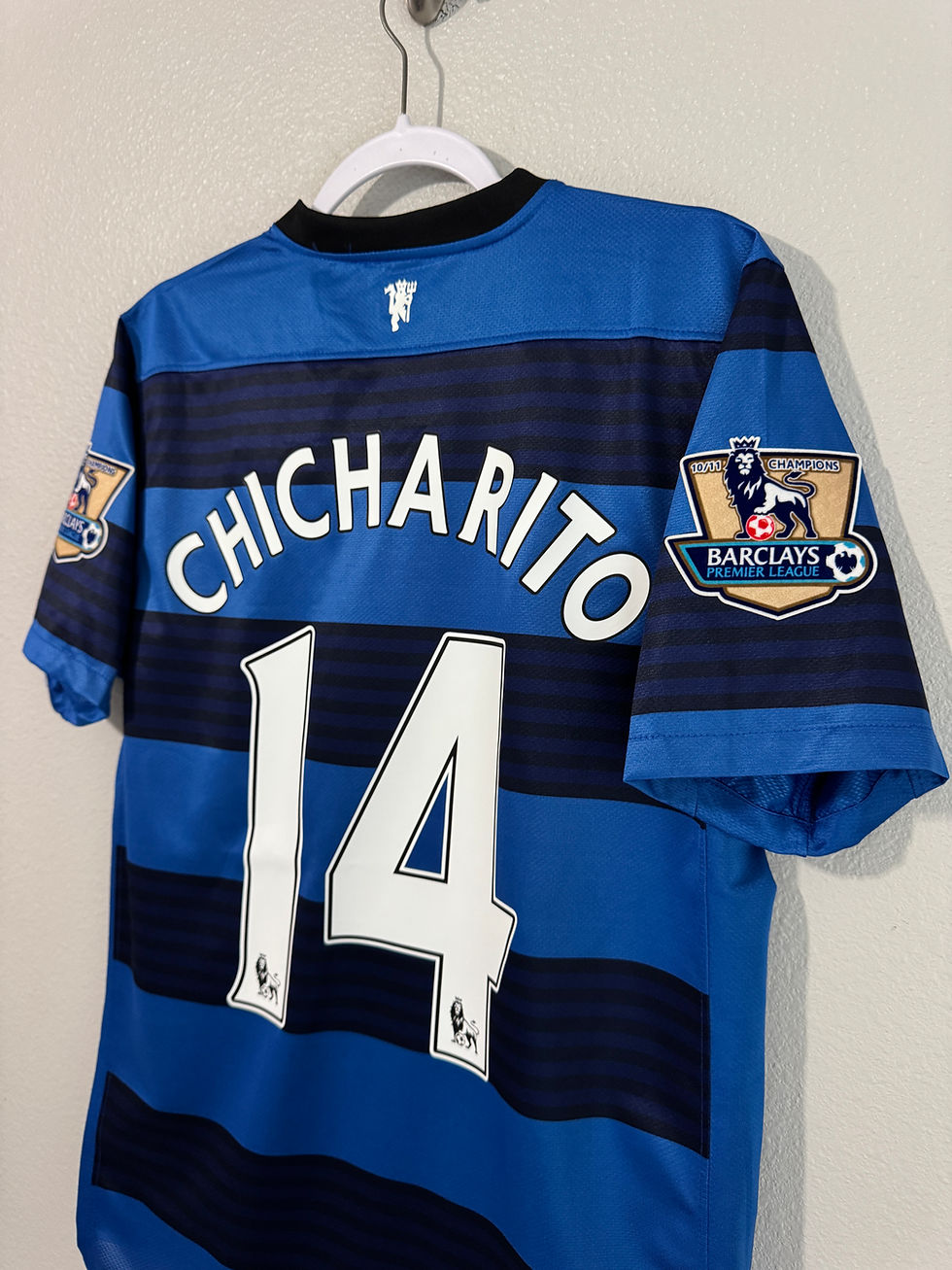 Thumbnail: Manchester United 2011/2012 Chicharito away EPL jersey