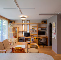 バルコニーと一体になった造作棚のあるリビング