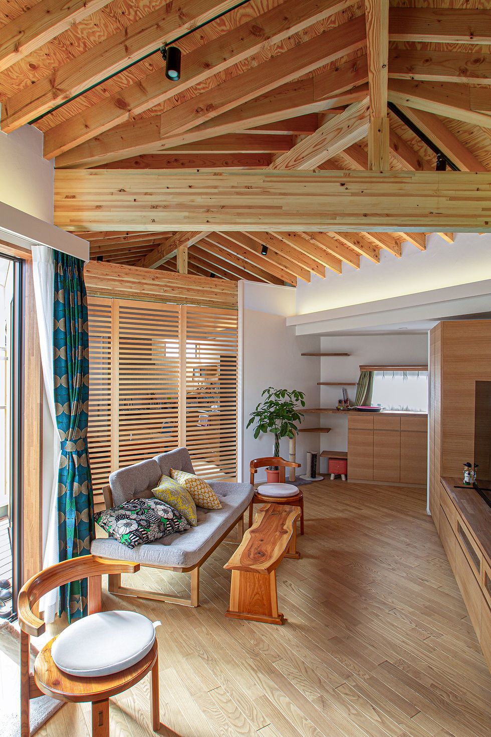 小屋組み格子建具が特徴的なリビング