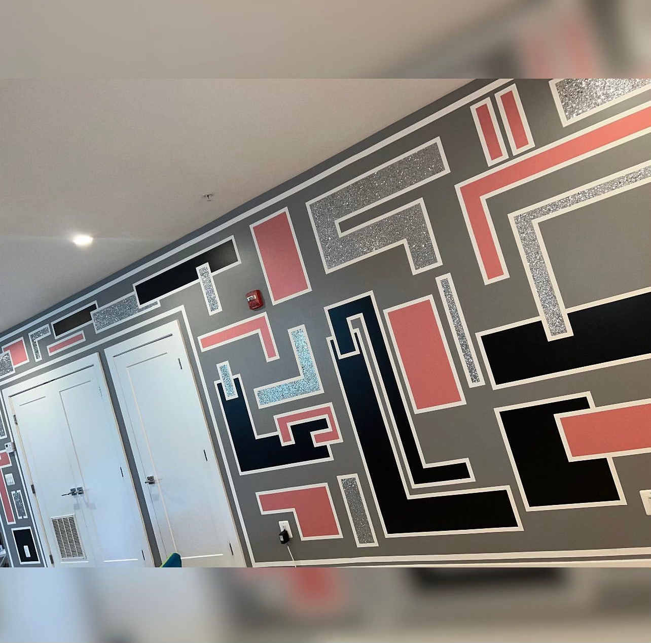 DESIGN WALL W/ GLITTER (DEPOSIT)