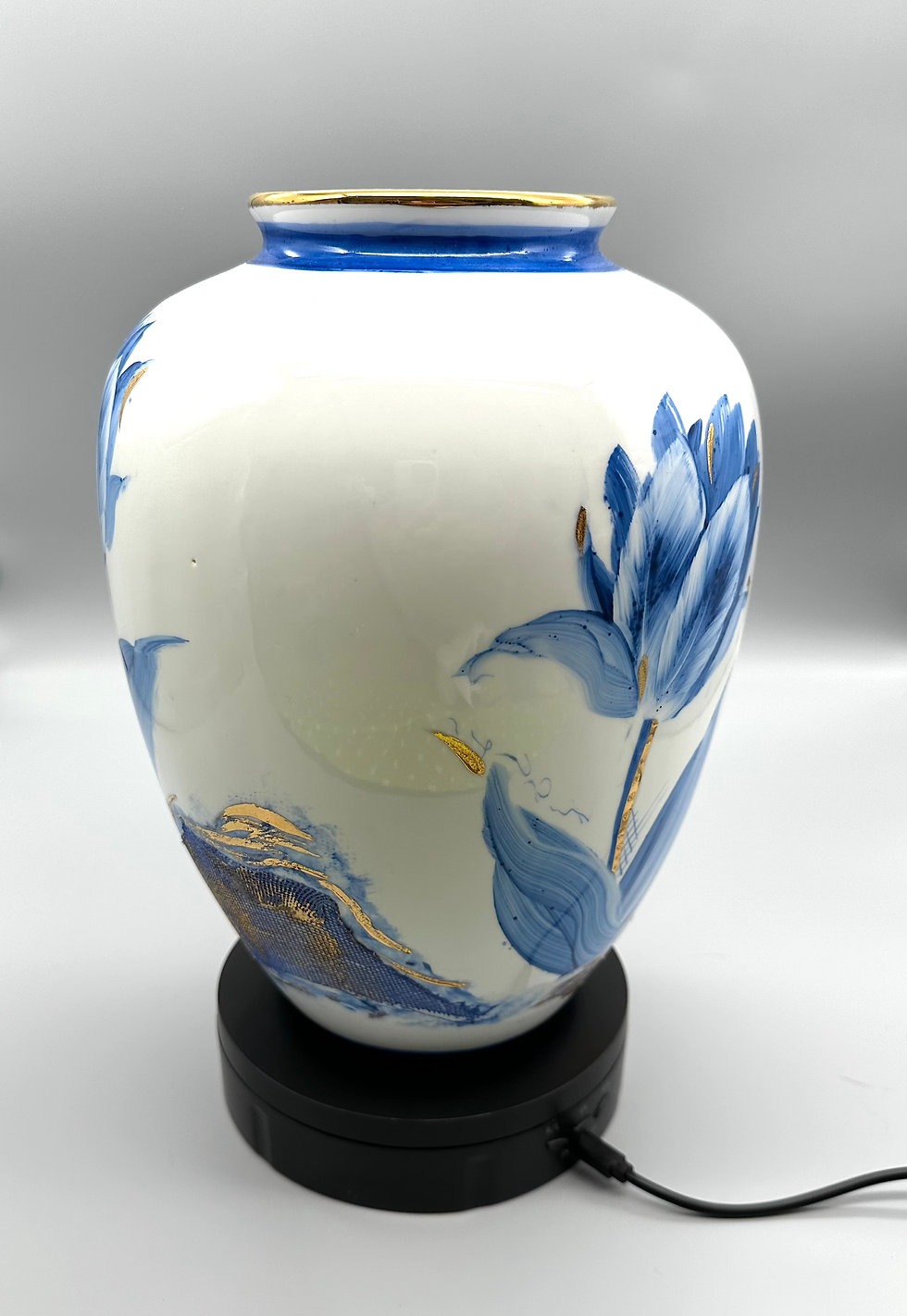 Thumbnail: Grand vase en porcelaine - 26 cm - décor tulipe stylisé - peint à l