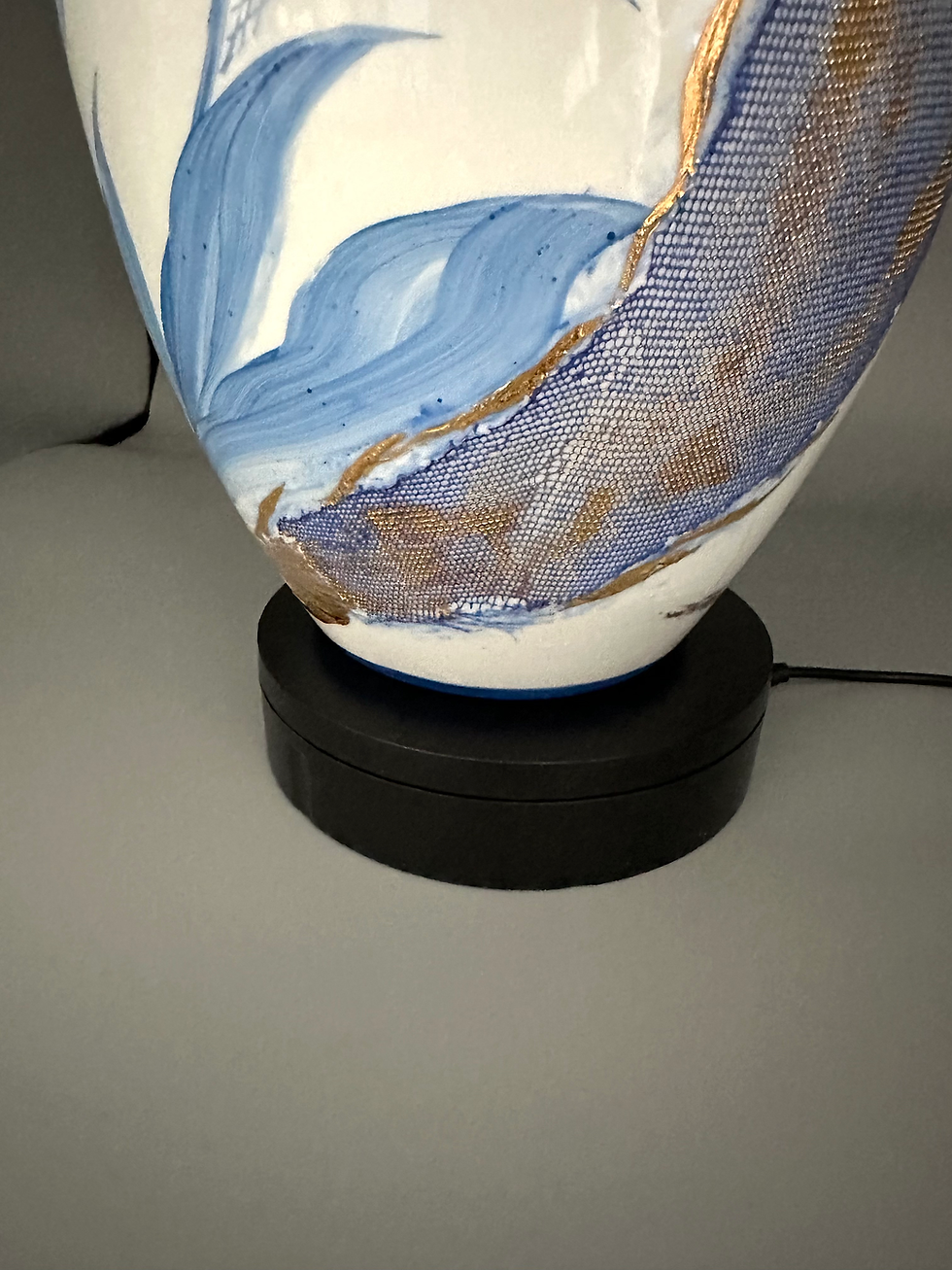 Thumbnail: Grand vase en porcelaine - 26 cm - décor tulipe stylisé - peint à l