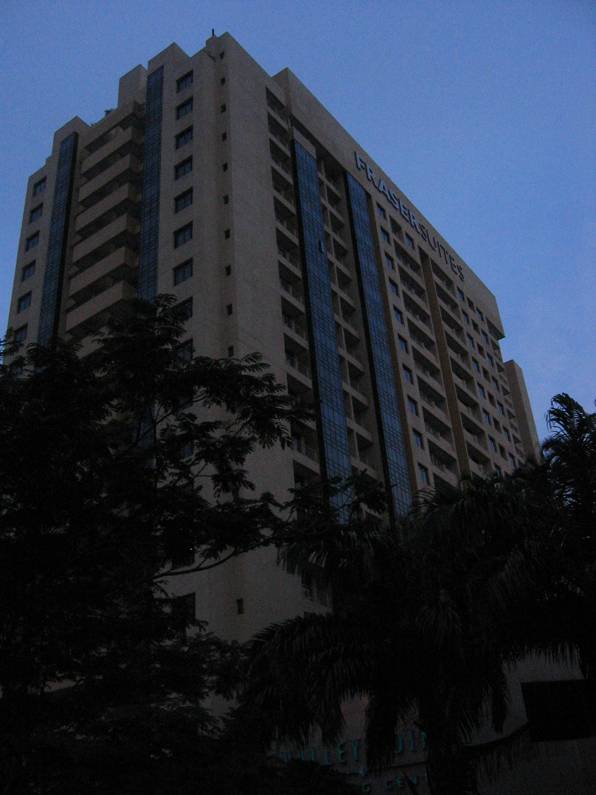 Fraser Suites serviced residence tower on River Valley Road, photographed in 2006