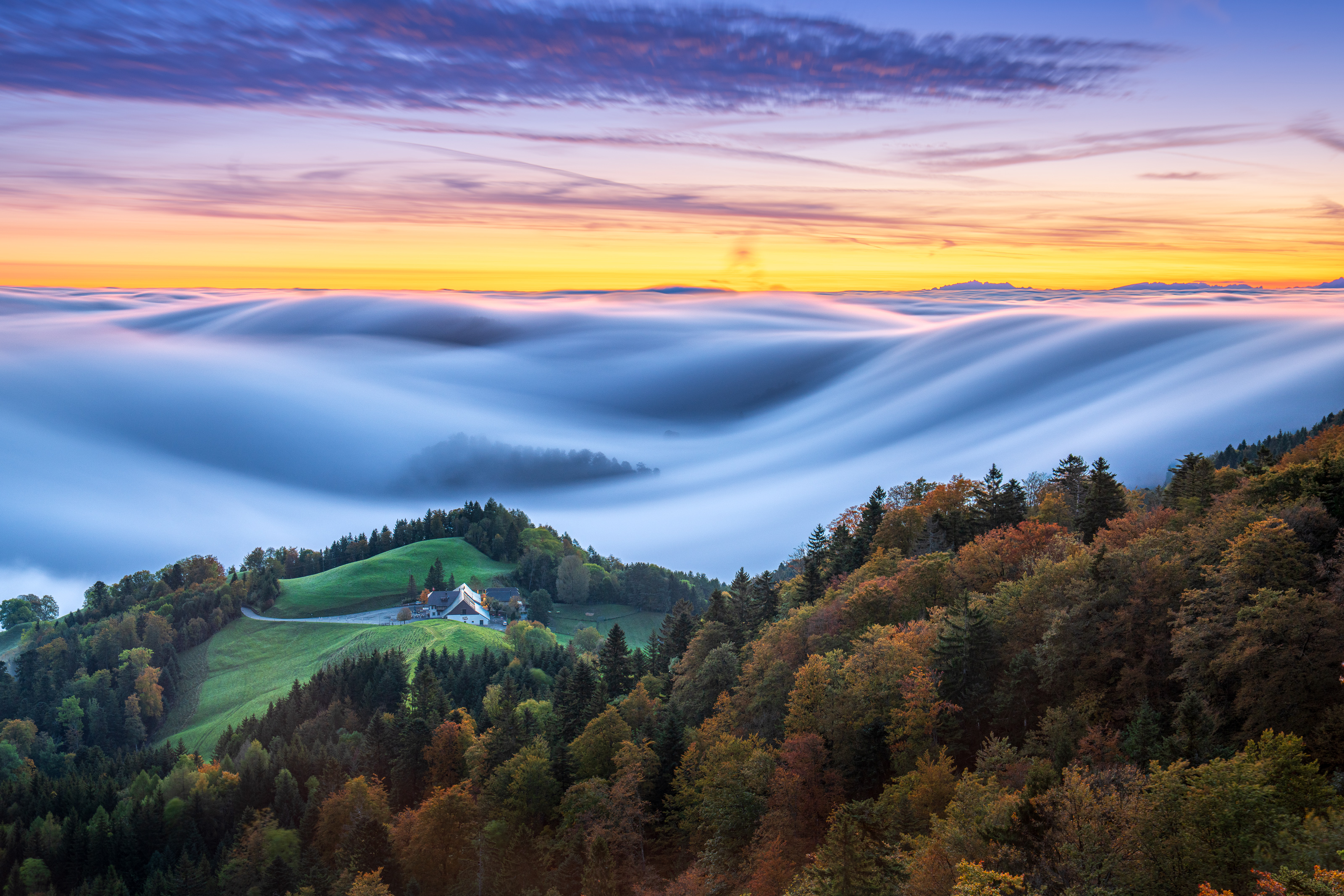 Nebelwelle auf der Bölchenflue im Herbst bei Sonnenaufgang. Dieses Bild war SRF Meteo Bild des Jahres 2024.