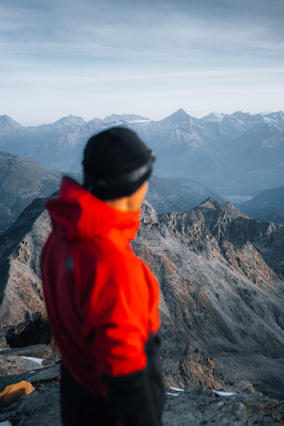 Kevin Buess im Hintergrund die Berge vom Kanton Wallis