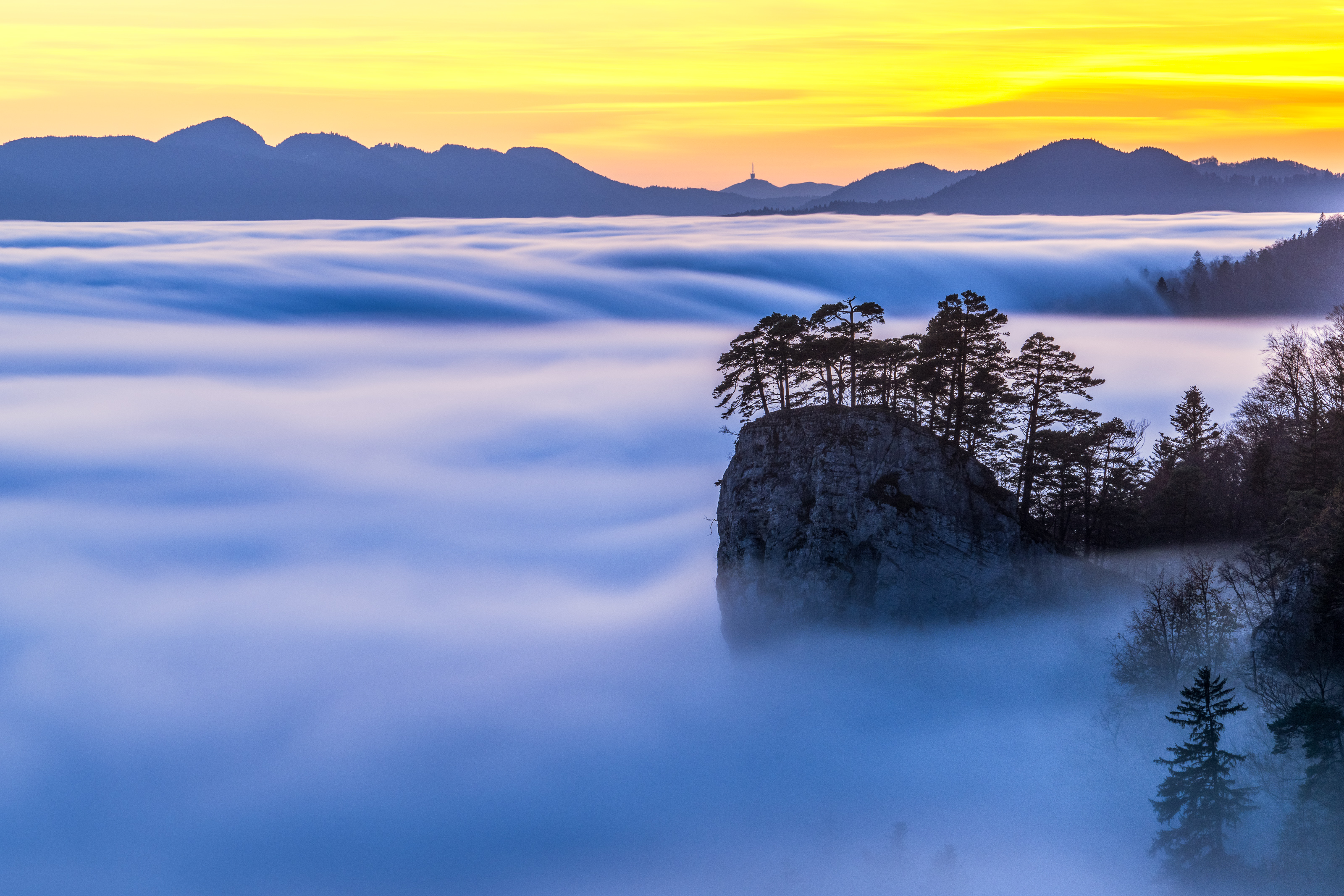 Die Ankenballen im Baselland im Nebel und bei Sonnenuntergang