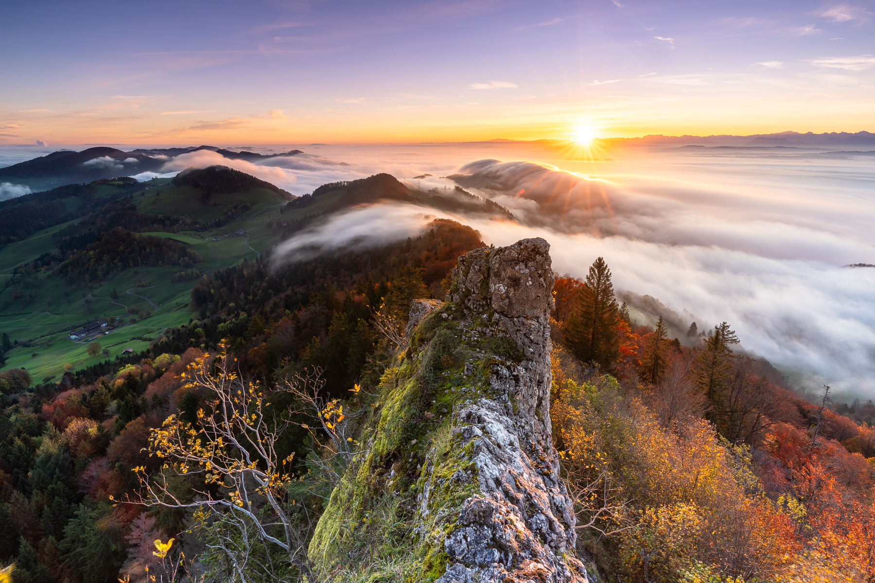Sonnenaufgang auf der Bölchenflue im Herbst mit Sonnenstern