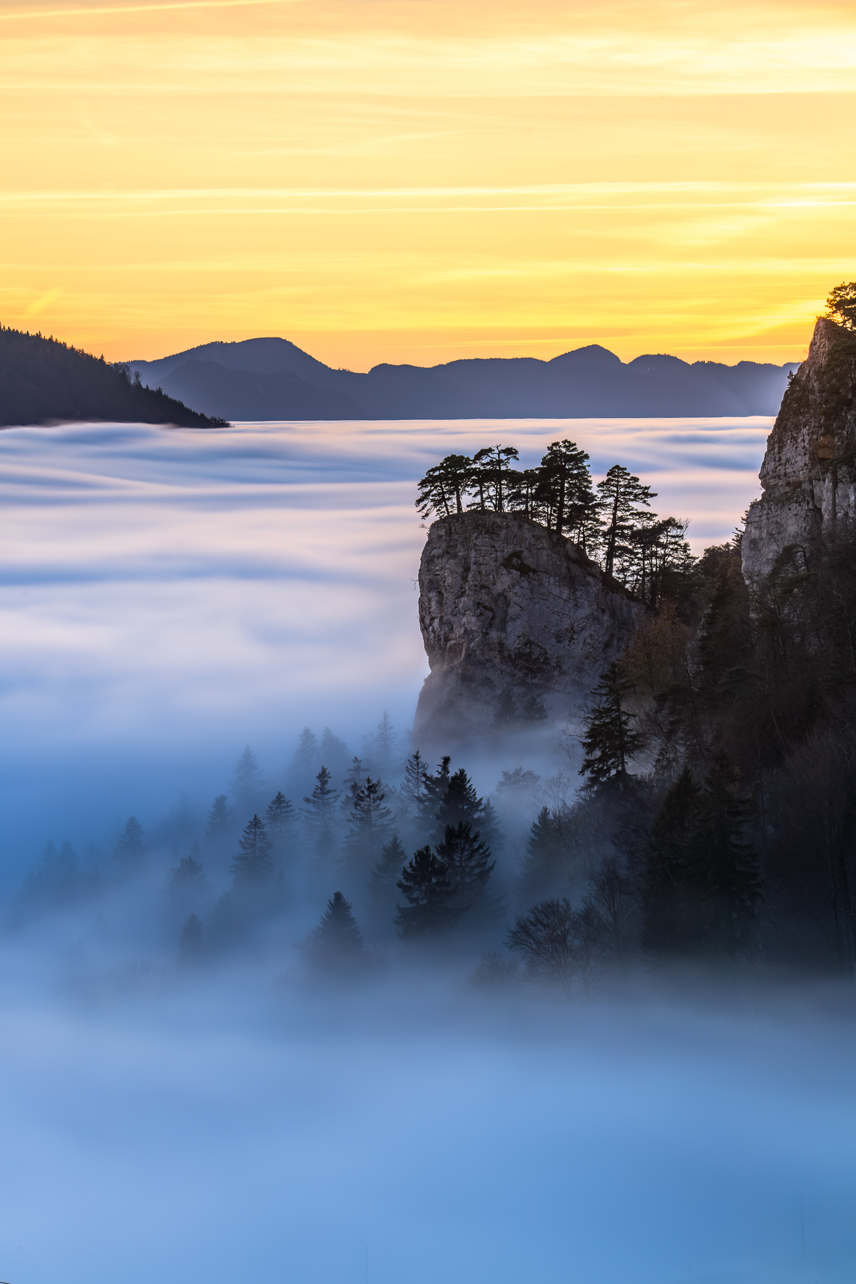 Die Ankenballen im Baselland im Nebel und bei Sonnenuntergang