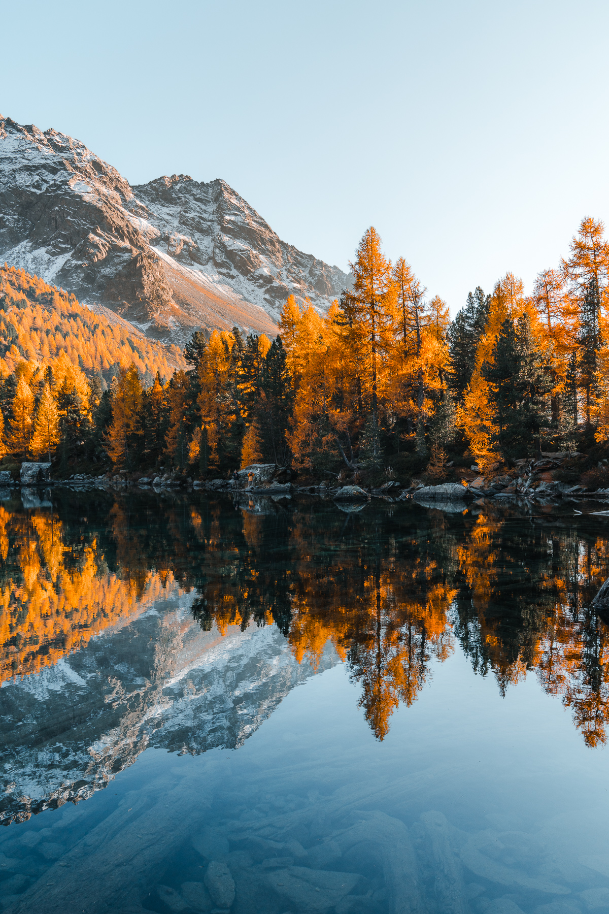 Lago di Saoseo im Hebst bei goldenem Sonnenuntergang