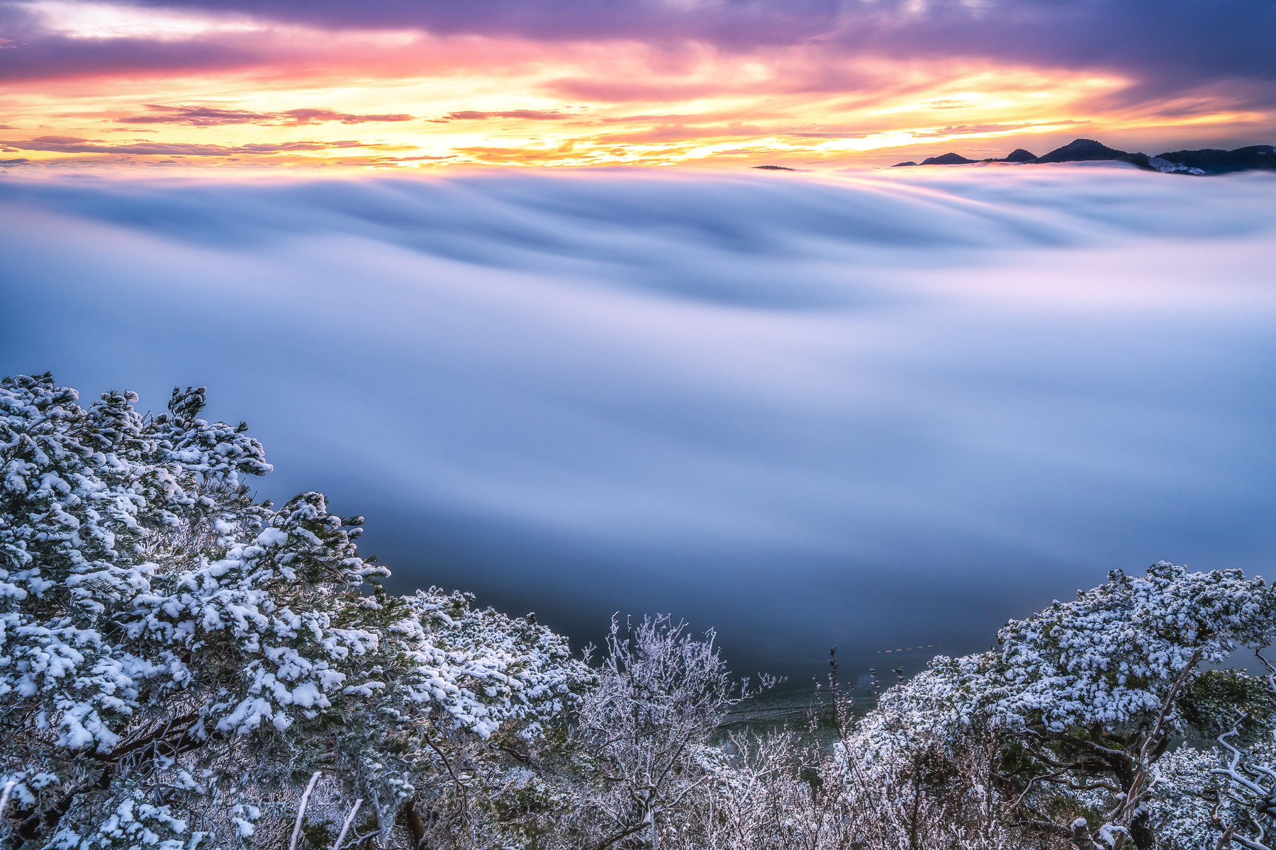 Nebelwelle auf der Wisenflue bei Sonnenuntergang im Winter
