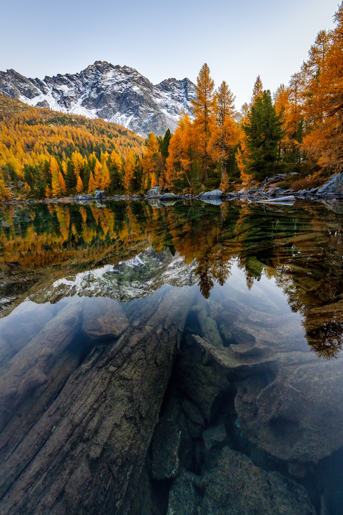 Lago di Saoseo im Hebst bei goldenem Sonnenuntergang