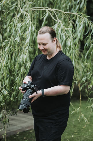 David with green trees in the background