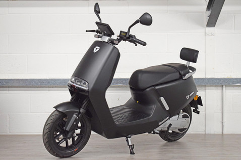 new electric Yadea G5 scooter for sale bike sanctuary northampton front left.jpg