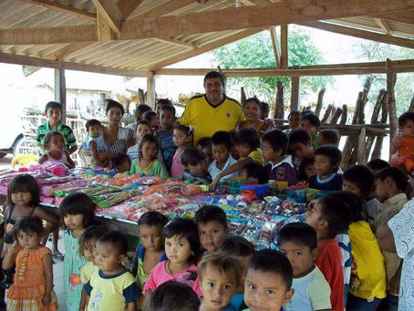 Desde hace 15 años, Alex Lewis lleva a los niños wayuu un cargamento de regalos y felicidad