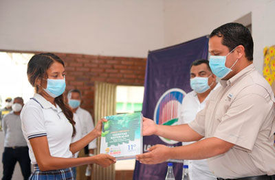 Gobernación del Cesar entregó textos guía para pruebas saber a jóvenes de 11 grado